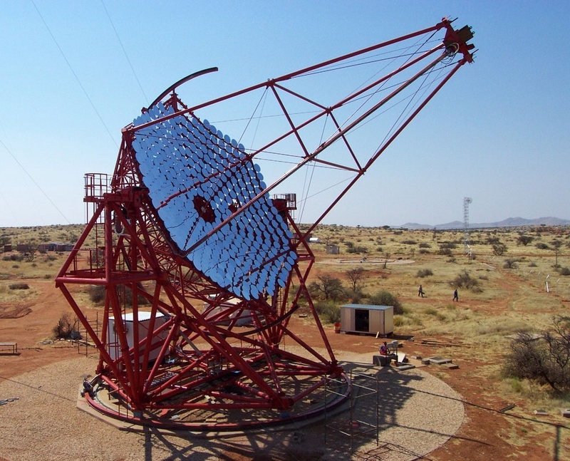 Als "Lichtfalle" wirken die 380 runden Einzelspiegel des Teleskops. Im Fokus - am Ende der Metallstruktur rechts - sitzt eine spezielle elektronische Kamera, die Belichtungszeiten von einer hundertmillionstel Sekunde erlaubt. Foto: HESS-Kollaboration