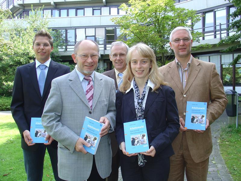 Der Herausgeber Dr. Ingo-G. Wenke (2. v. li.) überreichte dem Vorsitzenden des VDE-Bezirksverein OWL, Dr. Karl-Heinz Gerdes (Mitte) 200 Exemplare des Buches "Arbeitsmarkt Elektrotechnik Informationstechnik 2007" (Preis 19 Euro) zur Werbung für das Studium der Elektrotechnik und Informationstechnik an den Hochschulen und Fachhochschulen in OWL. Diese wurden vertreten durch Prof. Dr. Michael Fette, FH Bielefeld (re.) und Dipl.-Ing. Martin Tigges (li.), Universität Paderborn. Mit dabei ist Stefanie Lehmann vom Paderborner Team Liscia GbR Persönlichkeits- und Organisationsentwicklung, dessen Geschäftsführer Marcello Liscia den Buchbeitrag "Business Knigge" beigesteuert hat.