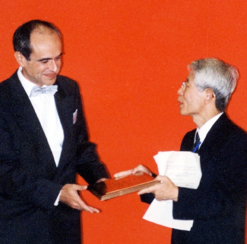 Der Vorsitzende der Jury, Prof. Dr. Morio Okazaki, Kyoto University Japan (rechts), überreicht den Preis an Prof. Dr. Evangelos Tsotsas (links)