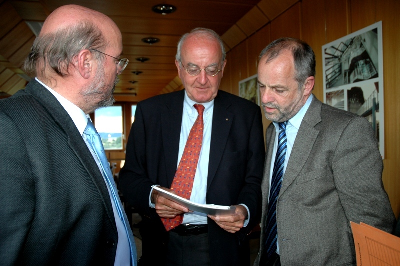 Nach der Sitzung des Kuratoriums: Universitätspräsident Peter Schwenkmezger im Gespräch mit den Kuratoriumsmitgliedern HRK-Hauptgeschäftsführer Hans-Hermann Kocks und Oberbürgermeister Klaus Jensen, stellvertretend vorsitzendes Mitglied des Gremiums.