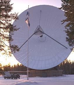 Eine der 42m-Parabolantennen der EISCAT-Radaranlage