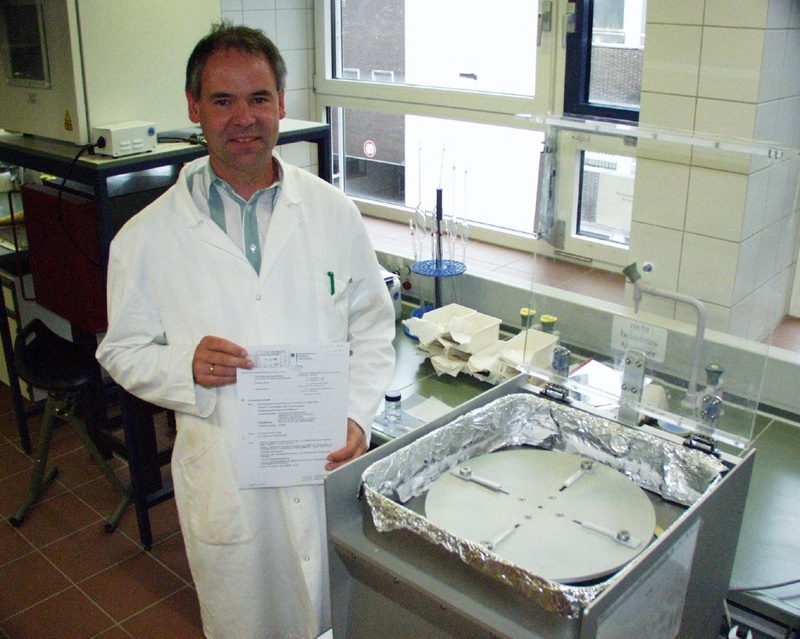 Freut sich über die Projektförderung: Prof. Dr. Helmut Fobbe im Labor vor einem Lackschleudergerät für Beschichtungen (Spin-Coater)