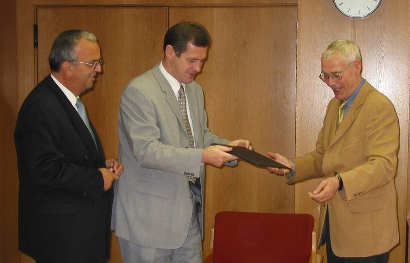 Das Hexapod Teleskop hat seinen Eigentümer gewechselt und gehört jetzt der RUB. V.l. Werner Klemps (Controlling Krupp Industrietechnik), Thomas Ölschläger (Geschäftsführer Krupp Industrietechnik) und Prof. Dr.Dietmar Petzina (Rektor der RUB).