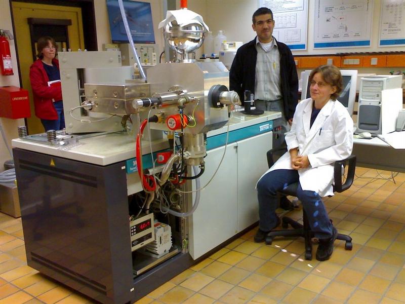 Foto 2: Zur Untersuchung von Strontium und Uran-Isotopen in Düngemitteln werden hochempfindliche  ThermIonen-MassenSpektrometer (TIMS) eingesetzt. (Von rechts) Dr. Katrin Diemer (PTB), Mamdoh Sattouf und Dr. Sylvia Kratz (FAL) am TIMS der PTB.