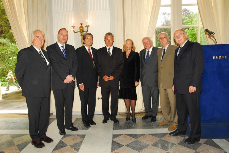 Gruppenfoto (von links nach rechts): Erich Thies, Generalsekretär KMK, Christoph Markschies, Präsident der HU Berlin, Andreas Storm, Parl. Staatssekretär BMBF, Reinhard Grunwald, Dorothee Dzwonnek, Ernst-Ludwig Winnacker, Generalsekretär des ERC, Wolfgang Frühwald, Präsident der AvH, Matthias Kleiner, Präsident der DFG