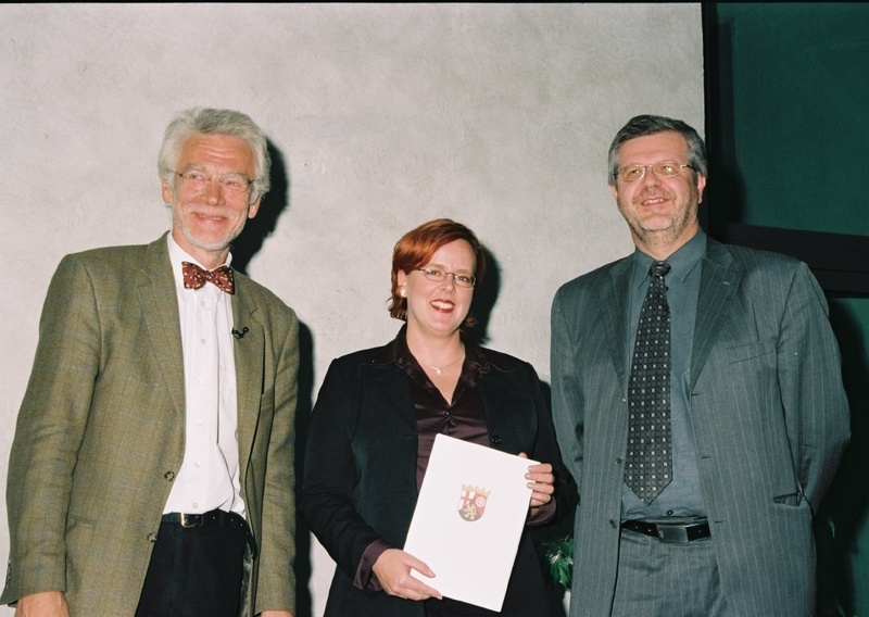 Minister E. Jürgen Zöllner (links) mit den Empfängern des Weiterbildungs-Preises Rheinland-Pfalz: Astrid Haas (Projektleiterin, SWA) und Prof. Dieter Rombach (Leiter des Fraunhofer-Instituts für Experimentelles Software Engineering, IESE)