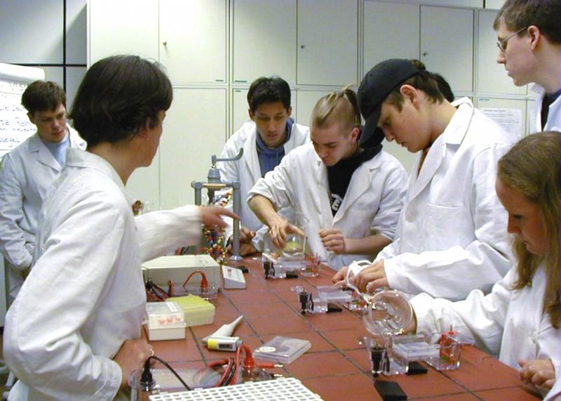 Schüler und Dozentin Barbara Berling im Schülerlabor Gentechnik des NW-Zentrum Hamburg