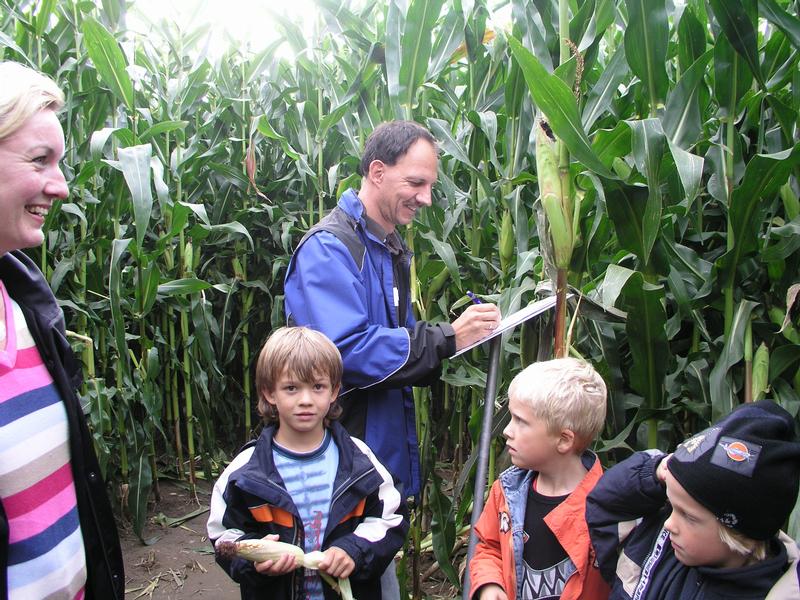 Teamwork: Gemeinsam den Weg durchs Labyrinth suchen und die Antworten für den Wissensrallye-Fragebogen finden 