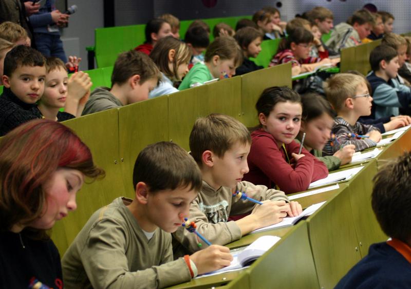 Gemeinsam mit Klaus Wetzel vom Wernigeröder Harzplanetarium begeben sich die Junior-Studenten der "KinderHochschule" am 29. September auf Reise durch die Welt der Astronomie