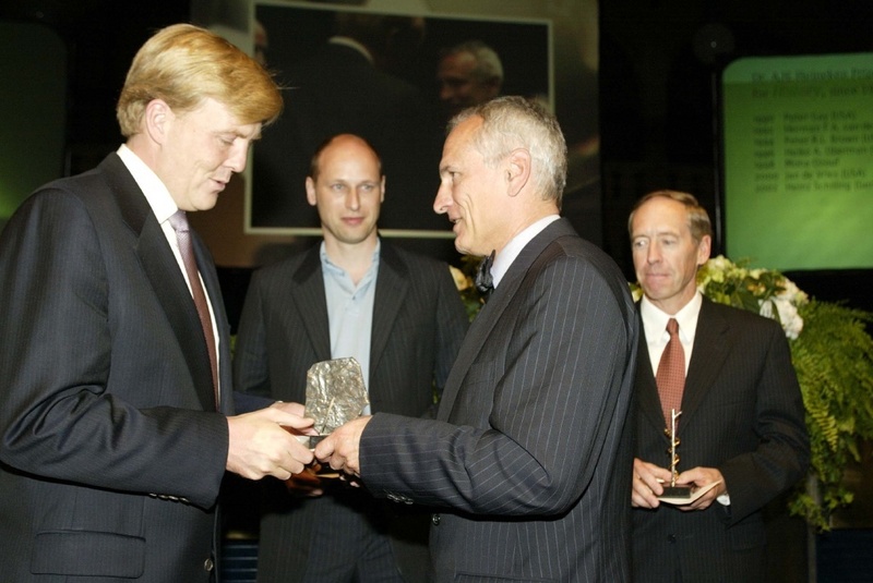 Kronprinz Willem-Alexander (links) überreicht den Heineken-Preis an Heinz Schilling
