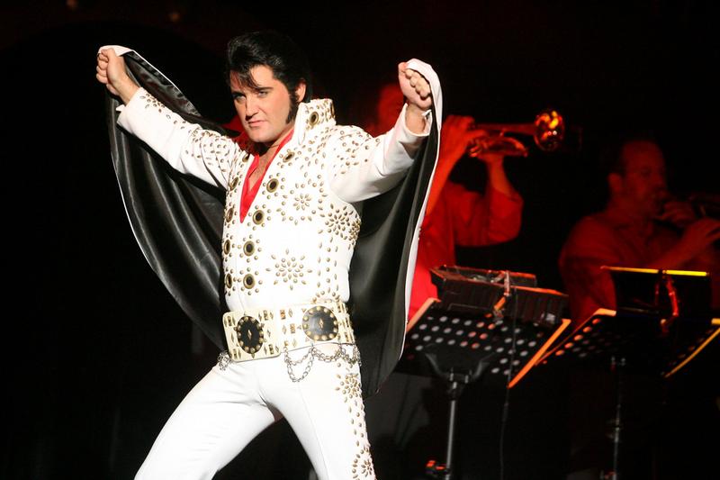 Umwerfende Kopie des King: Graham Patrick als der legendäre Elvis, am 18. November in Krefeld auf der Bühne