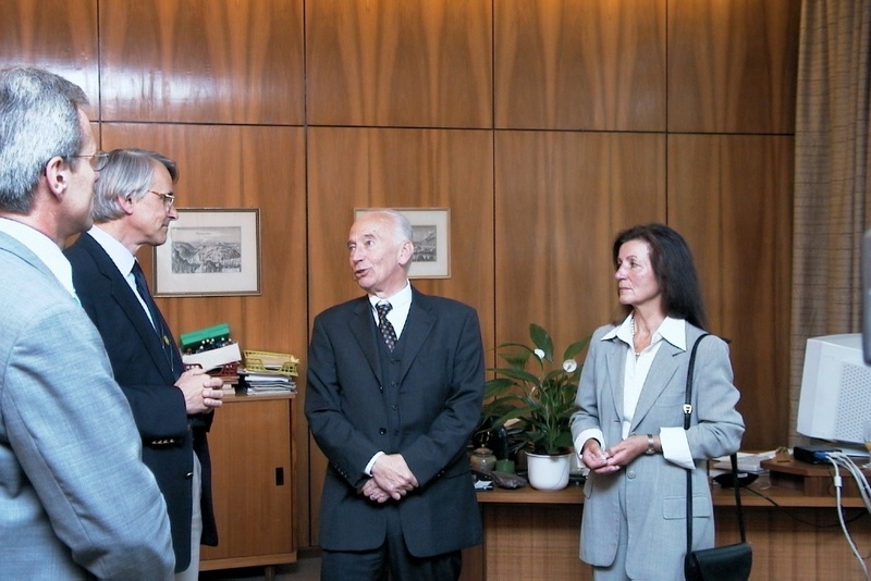 Im Rektorat: (v.l.n.r.) Prof. Dr.-Ing. Ulrich Kongorski und Prof. Dr. Ernst Schaumann mit Prof. Dr. Jürgen Fuhrmann und Frau Fuhrmann