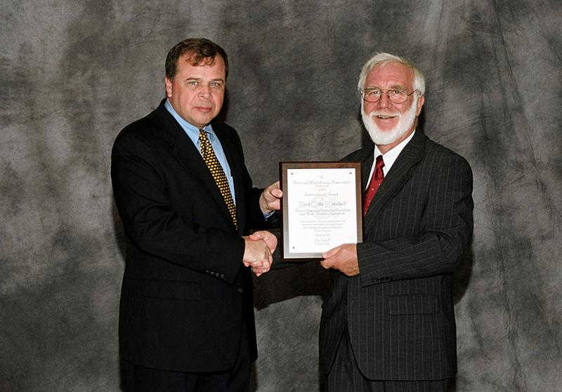 Preisverleihung an Dr. Karl Otto Honikel (rechts) durch Dr. Mac Orcutt auf der 60. Reciprocal Meat Conference in South Dakota, USA