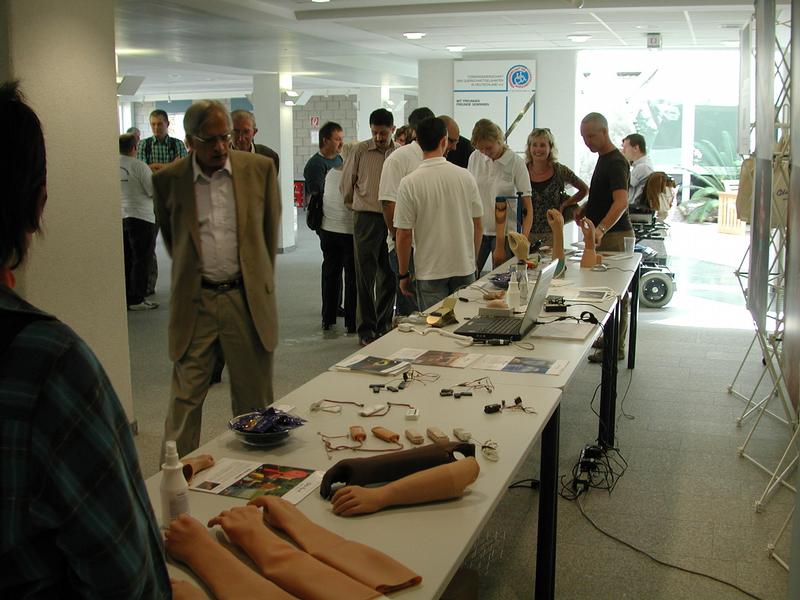 Die Table-Top-Ausstellung zeigte den hohen Standard der Armprothetik. Passteile und Elektronik von Herstellern vorwiegend aus den USA, Deutschland und Österreich machen in Kombination mit individueller Handwerkskunst technisch, funktionell und optisch sehr anspruchsvolle Prothesen möglich.