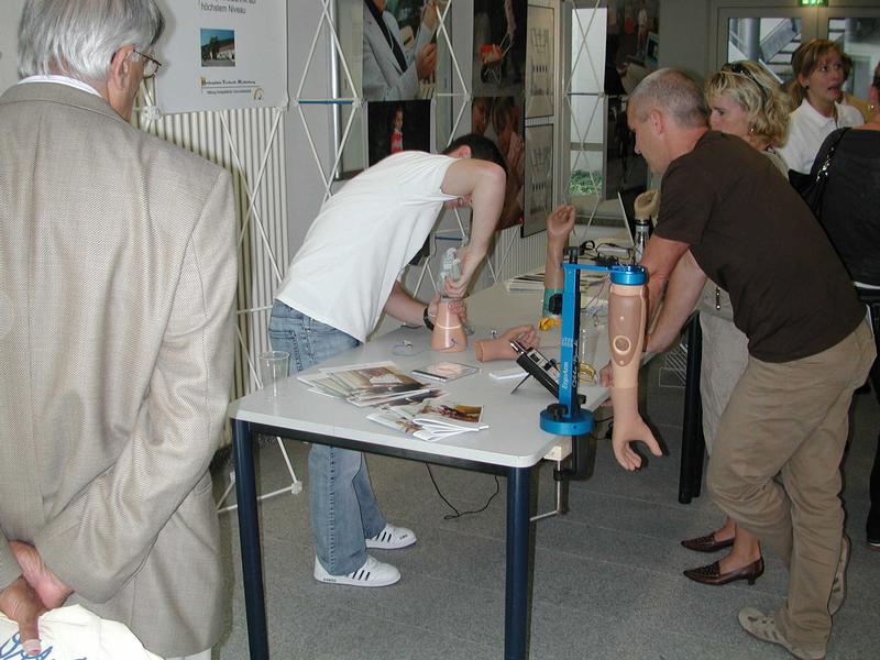 Anhand von Modellen wurde auf dem Armforum die Funktion moderner Armprothesen erläutert. Computer und Mikrochips sind heute auch in diesem Bereich unverzichtbar.
