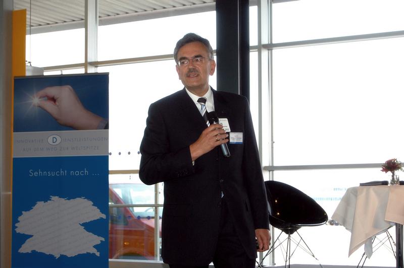 Prof. Dr. Dr. h.c. mult. Wolfgang A. Herrmann, Präsident der TU München bei seinem Vortrag "High Tech Standort München - Die TUM als Dienstleistungspartner in Wissenschaft und Wirtschaft"