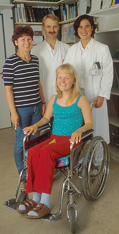 Zur Ehlers-Danlos-Diagnose nach Lübeck: Patientin Monika (im Rollstuhl) und (v.l.n.r.) Mutter Adena aus Polen mit Dr. Martin Russlies und Dr. Anne Martinez-Schramm