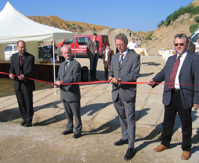 Feierliche Inbetriebnahme der Lysimeterstation - von links: Prof. Dr.-Ing. habil. Jens Engel, HTW Dresden, Prof. Dr.Ing. habil. Rainer Hampel, Rektor der Hochschule Zittau/Görlitz, Prof. Dr.-Ing. habil. Roland Stenzel, Prorektor Forschung der HTW Dresden, Prof. Dr.-Ing. Jürgen Schoenherr, Hochschule Zittau/Görlitz