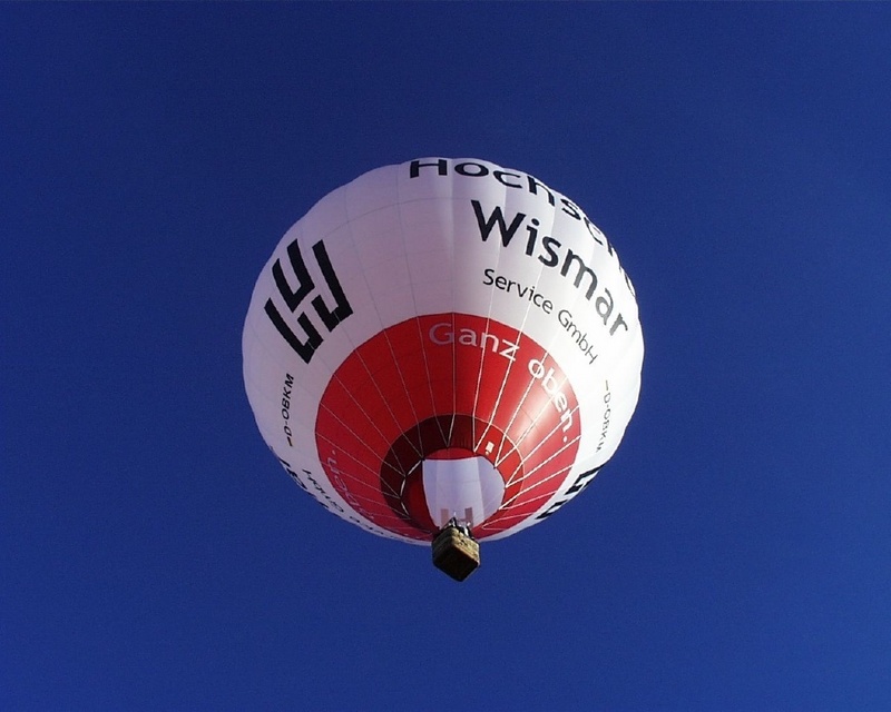 Der Hochschulheißluftballon kurz nach seinem Start auf dem Campus