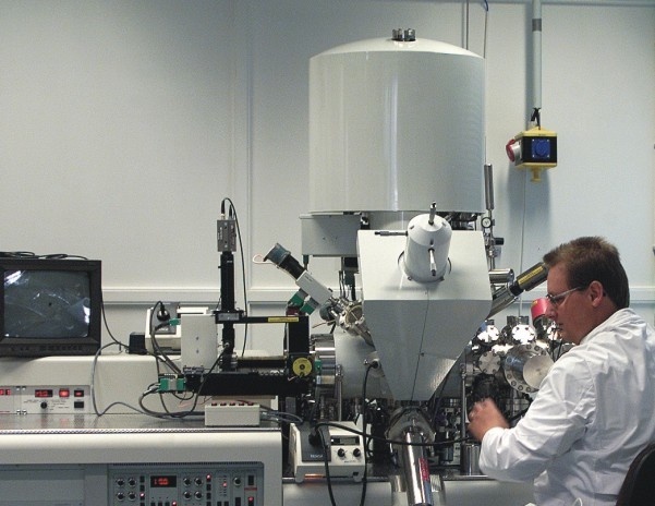 Dr. Karsten Schröder am ESCA-Mikroskop
