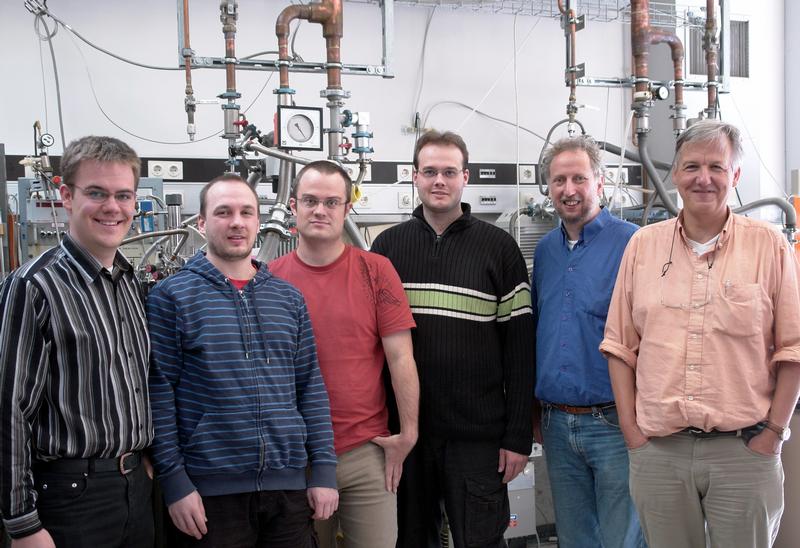 This team of Würzburg physicists demonstrated for the first time the quantum spin Hall effect (from left): Steffen Wiedmann, Christoph Brüne, Markus König, Andreas Roth, Hartmut Buhmann, Laurens Molenkamp. 
