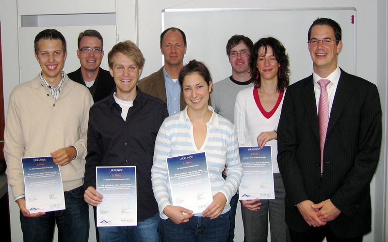 Auf dem Foto von links: Michael Schiffer, Dirk Braun (ABWL), Florian Stacke, Professor Rüdiger von Nitzsch (ABWL), Felicia Bollig, Sebastian Nill, Kathrin Schaffrath, Jörg Beumer (HORBACH). Es fehlten: Sarah Hagemann und Hanno Ludwig.