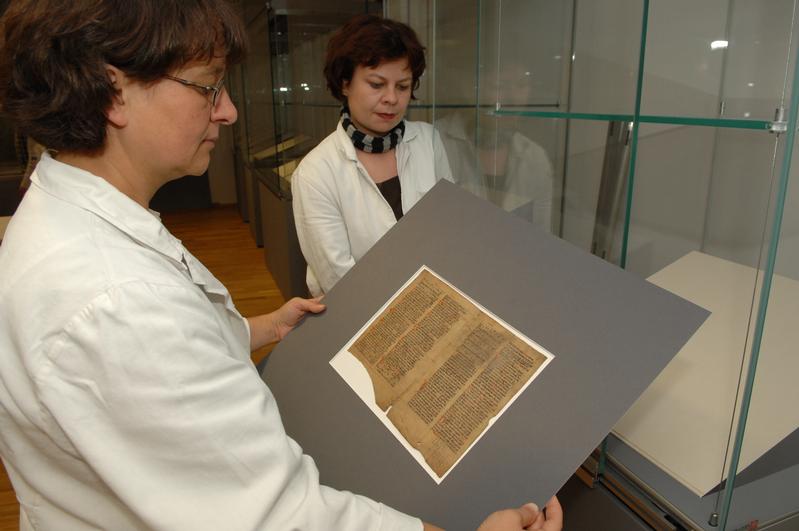 Susanne Kull (l.) und Ulrike Sachße bereiten die Ausstellung in der Thüringer Universitäts- und Landesbibliothek vor, die begleitend zur Tagung vom 3. Oktober bis 10. November zu sehen ist. Neben der restaurierten "Jenaer Liederhandschrift" werden auch weitere Handschriftenfragmente gezeigt.