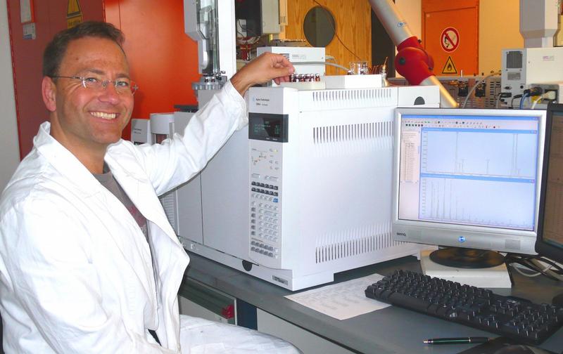 Dr. Ralf Wöstmann untersucht mit dem neuen Massenspektrometer, was unsere Vorfahren auf dem Teller hatten