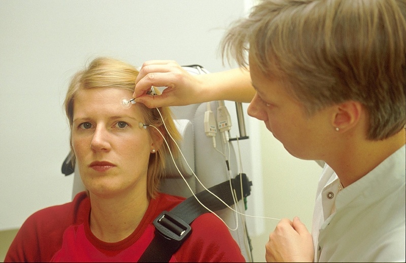 In den Lübecker Forschungslabors werden Probanden und Patienten mit Elektroden versehen, mit denen die Hirnaktivität gemessen werden kann.