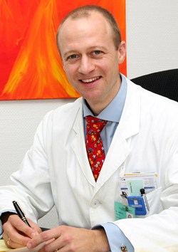 Das Foto zeigt den Leiter der Schmerzambulanz, Privat-Dozent Dr. Justus Benrath. Es kann als Datei (jpg, 4c, max. 371 kb) angefordert werden (Quelle: Universitätsklinikum Mannheim). Kontakt: stefanie.mueller@klinikum-mannheim.de