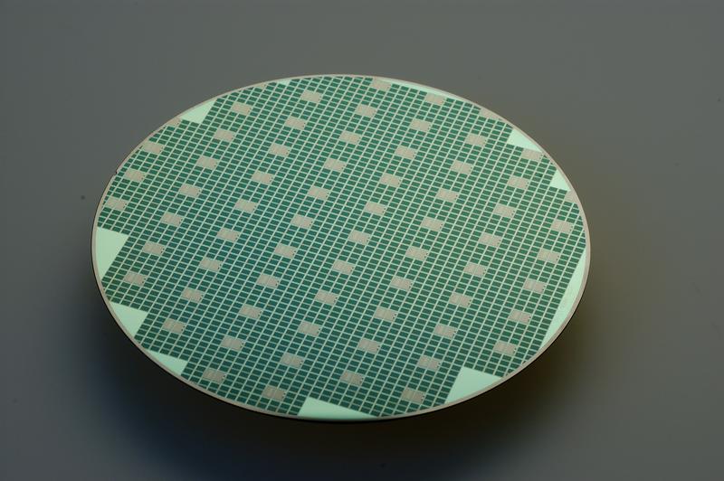 Eine herkömmliche Wafer-Scheibe ist 300 Mikrometer dick. Eine optimierte Technik soll es ermöglichen, Siliziumscheiben von nur 100 Mikrometer zu schneiden.