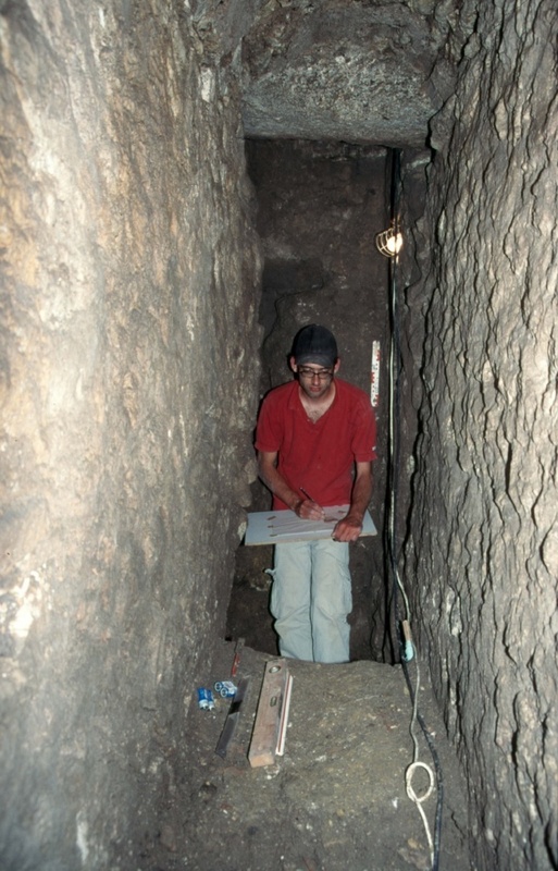 Student Tobias Esch bei archäologischen Arbeiten im unterirdischen Kanalsystem von Alexandria Troas.