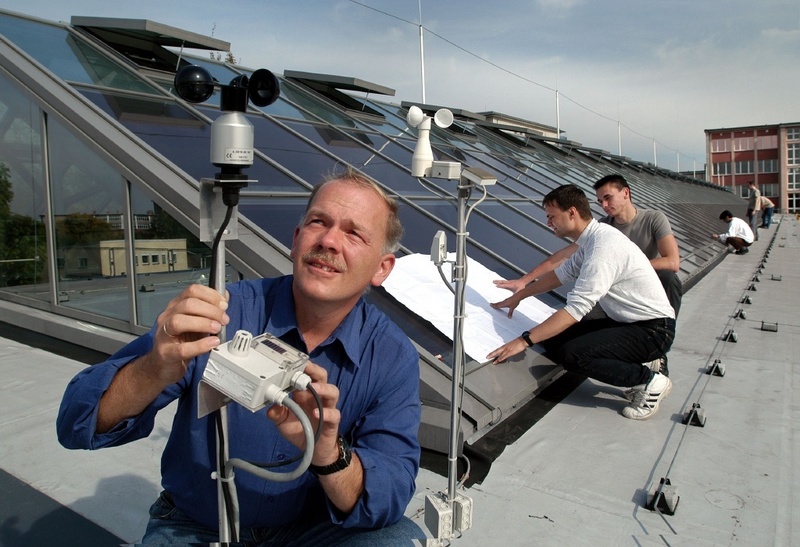 TU-Mitarbeiter Andreas Waltsgott und die Studenten Bertram Frei und Marco Schramm (v.l.) bei Einstellarbeiten an der neuen Solaranlage der Uni (Foto: TU Chemnitz/Uwe Meinhold).