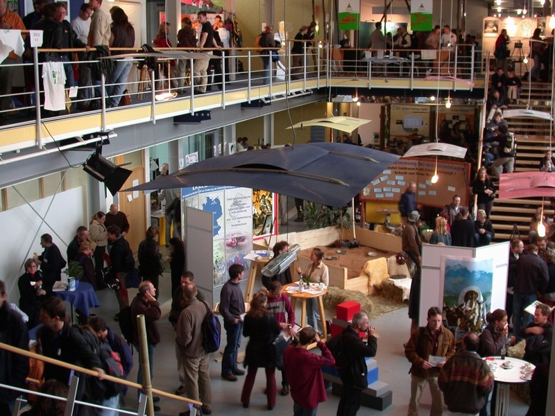 Eine Fachausstellung mit Produkten namhafter Firmen begleitete den 4. Internationalen Kongress "erleben & lernen" am 11. und 12. Oktober 2002 an der Universität Augsburg.