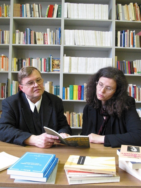 Katja Knop und Prof. Dr. Joachim Leeker sichten den gespendeten Bücherbestand aus Münster, der 26 laufende Regalmeter füllt. Foto: TU Chemnitz/Mario Steinebach