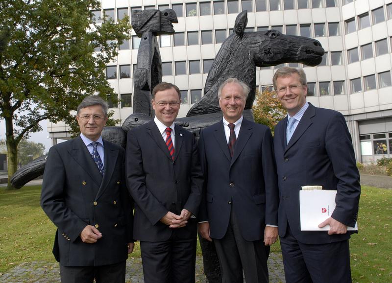 Boehringer Ingelheim errichtet ein Europäisches Forschungszentrum für Tierimpfstoffe in Hannover. v.l. Dr. Gerhard Greif  (Präsident Stiftung Tierärztliche Hochschule Hannover), Stephan Weil (Oberbürgermeister der Stadt Hannover), Ulrich Pitkamin (Vorsitzender der Geschäftsführung Ingelheim Deutschland GmbH), Christian  Wulff (Ministerpräsident des Landes Niedersachsen)