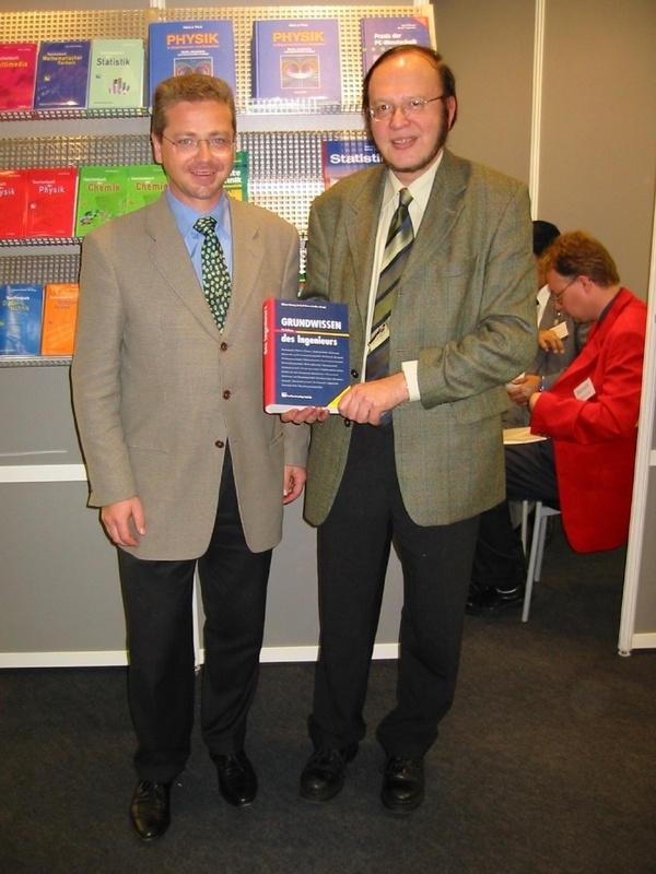 Dr. Hermann Riedel, Chefplaner und Geschäftsführer des Hanser Verlages und Prof. Dr. Dr. Ekbert Hering auf der Buchmesse am Stand des Fachbuchverlages Leipzig.