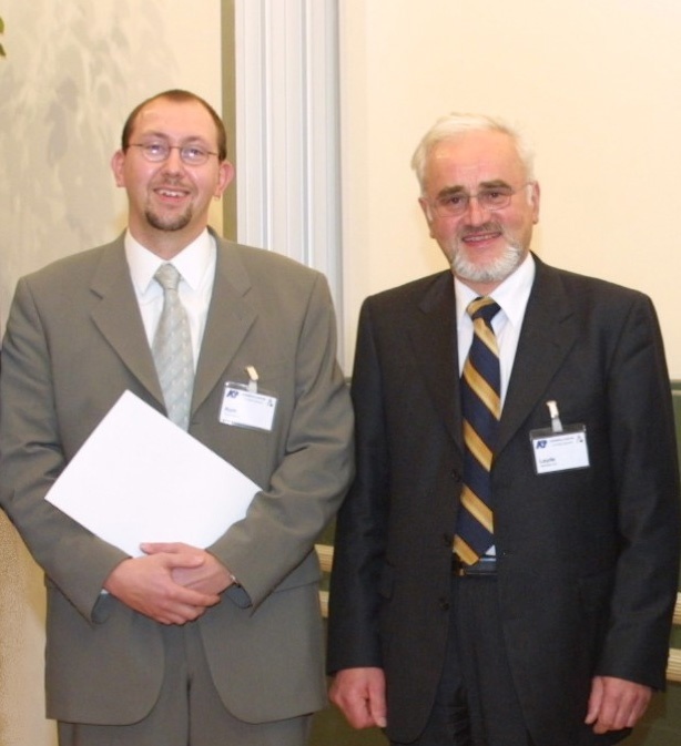 Justus M. Leyde (r.), Vorstandsvorsitzender der Oechsler AG, und der Chemnitzer Preisträger Stefan Roth. Foto: Oechsler AG