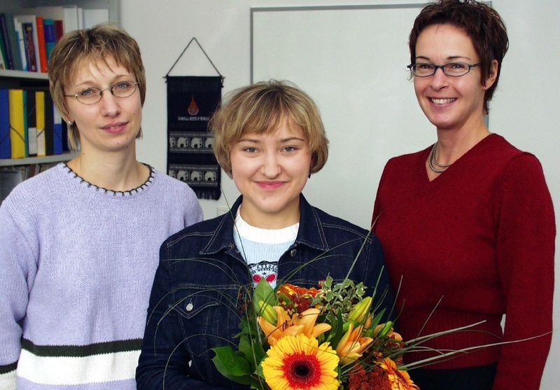 Szarlota Plura (M.) aus Polen hat mit ihrer Immatrikulation die Gesamtzahl der Studierenden auf 5000 gerundet. Links: Sylvia Brandt (l.), Leiterin des Studiensekretariats, rechts: Andrea Wolf (r.), die das akademische Auslandsamt leitet.