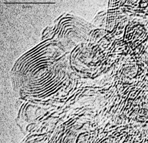 Nanozwiebel, aufgenommen mit einem Transmissionselektronenmikroskop (TEM) des Berliner Fritz-Haber-Instituts der Max-Planck-Gesellschaft: Die ineinander geschachtelten, graphitischen Kohlenstoff-Schichten zeichnen sich deutlich als dunkle Linien ab.