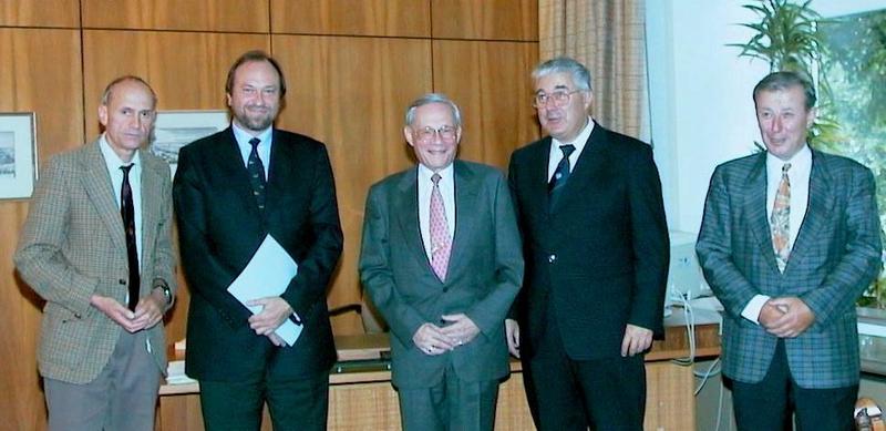 v.l.n.rechts: Prof. Dr. V. Kempter, Physikalisches Institut, Prof. Dr. Th. Hanschke, Dekan der Mathematisch-Naturwissenschaftlichen Fakultät, Prof. Dr. H. D. Doebner, Prof. Dr.-Ing. P. Dietz, Rektor, und Dr. P. Kickartz.