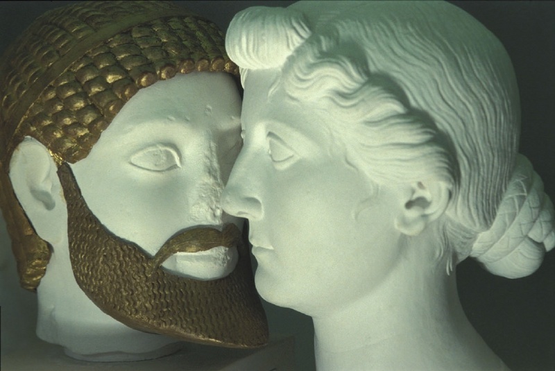 Frisch geschmückter archaischer Kopf und Livia, Frau des Augustus (Photo Edmund v. Pechmann)