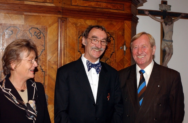 Nun mit Verdienstkreuz 1. Klasse: Professor Dr. Dietrich Haarer (Mitte) mit Ehefrau und Minister Hans Zehetmair.