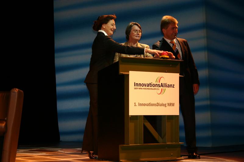 Innovationsallianz-Vorsitzende Gisela Schäfer-Richter, NRW-Wirtschaftsministerin Christa Thoben und Wissenschaftsminister Andreas Pinkwart (v.l.)