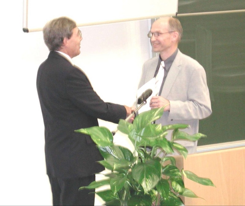 Professor Külpmann (re.) verleiht den Carl Voll - Ehrenpreis 2002 an Professor Loose.