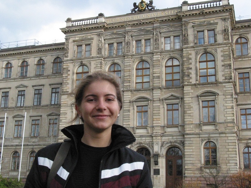 Europa-Studentin Christiane Horn vor dem Uni-Gebäude der TU Chemnitz (Foto: TU Chemnitz).
