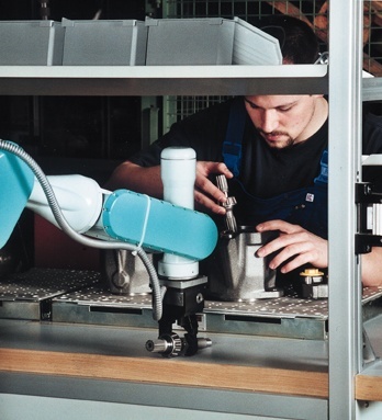 "rob@work als Handlanger bei der Montage von Hydraulikpumpen (©Fraunhofer IPA/Anne Mildner)