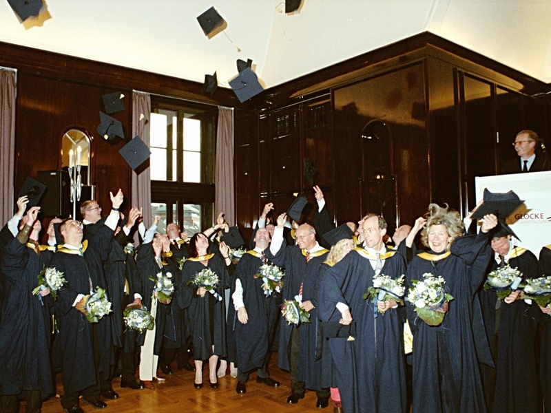 "Hoch die Hüte": Ausgelassene Stimmung auf der Abschlussfeier der Master-Absolventen der Hochschule Bremen