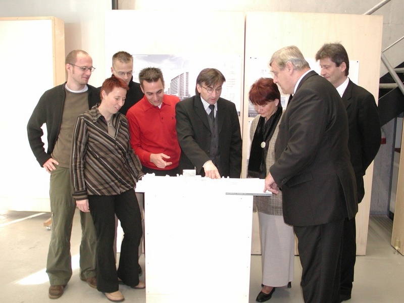 Verteter von Vattenfall Europe und  der FHL am Modell des Verwaltungsgebäudes, darunter Prof. Dr. Kurt Häge - Vorstand von Vattenfall Europe (2. v. r.), FHL Präsidentin Dipl.-Jur. Brigitte Klotz (3. v. r.) u. Prof. Dr. Rolf-Rüdiger Sommer (4. v. r).