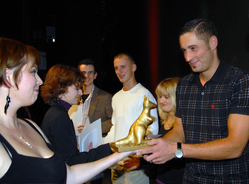 Anne Boldt und Karoline Schröder überreichen das zweite Goldene Känguru an das Filmteam um Hauptdarsteller Stephan Deubner für die Videoprodukton "OPERATION WILDGANS".